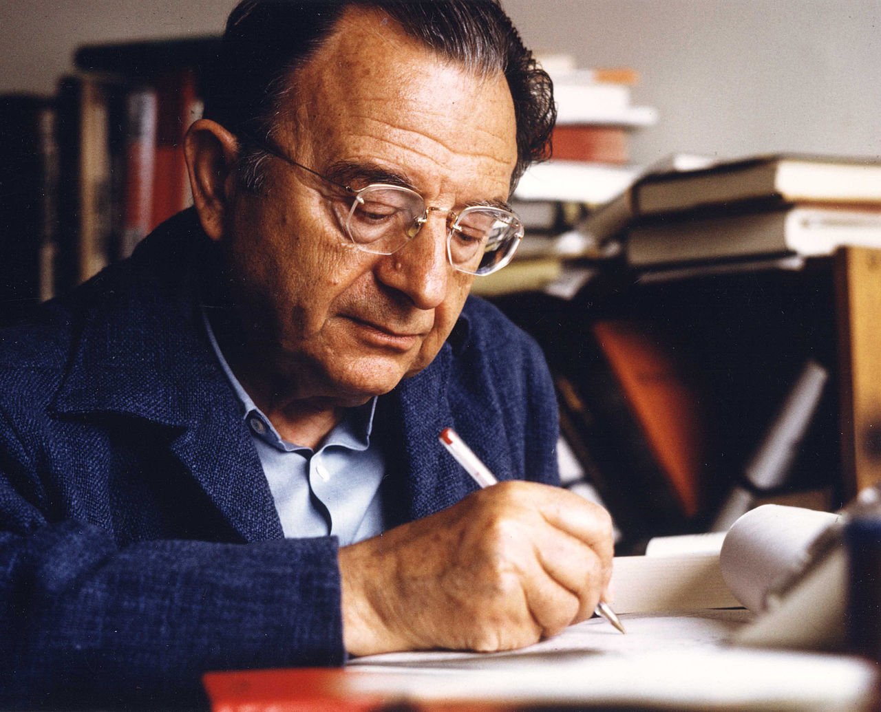 Olma Sanatı kitabının yazarı Erich Fromm'un bir görseli