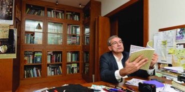 Orhan-Pamukun-20-Bin-Kitaplik-Kutuphanesi-Yikiliyor2